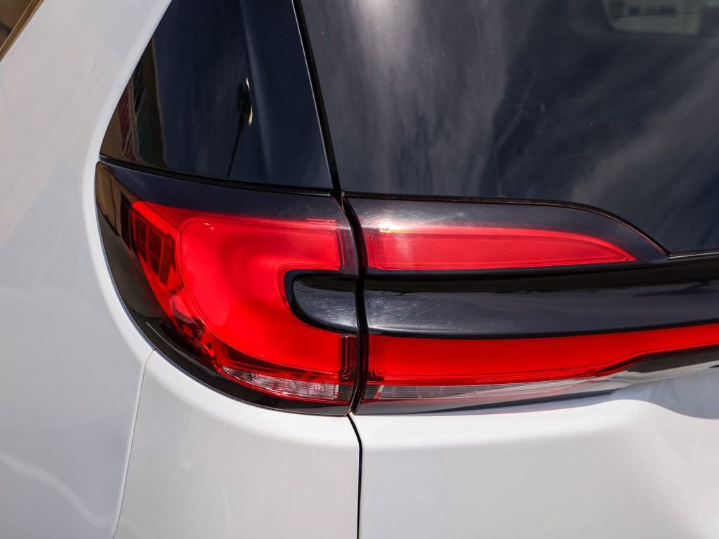 Used 2023 Chrysler Pacifica Touring-L image 7
