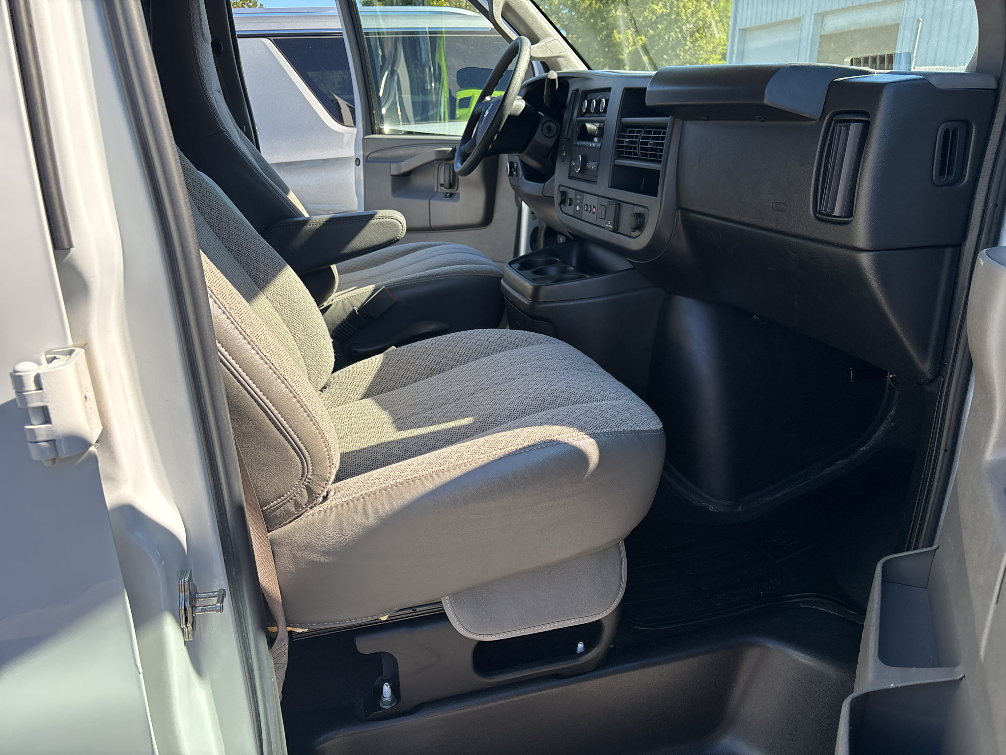 Used 2025 Chevrolet Express 3500 LT w/ LT Preferred Equipment Group RWD image 10