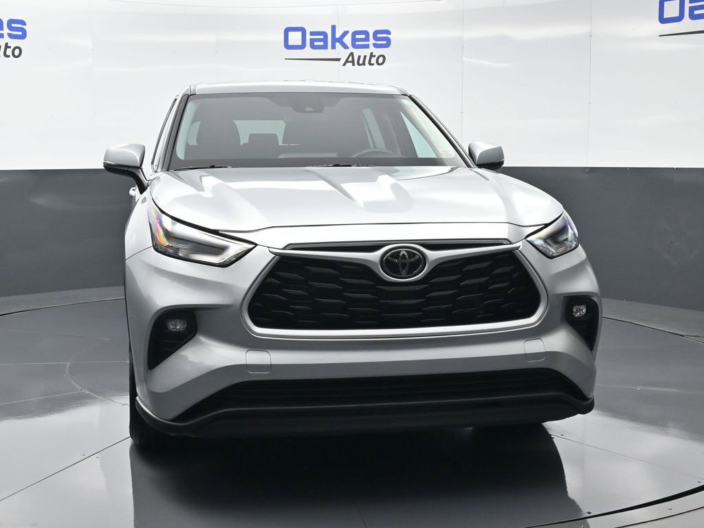 Used 2024 Toyota Highlander LE image 3
