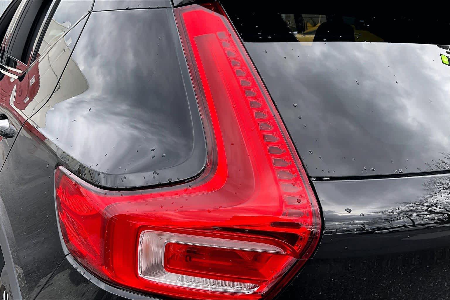Used 2021 Volvo XC40 T5 R-Design w/ Advanced Package image 29