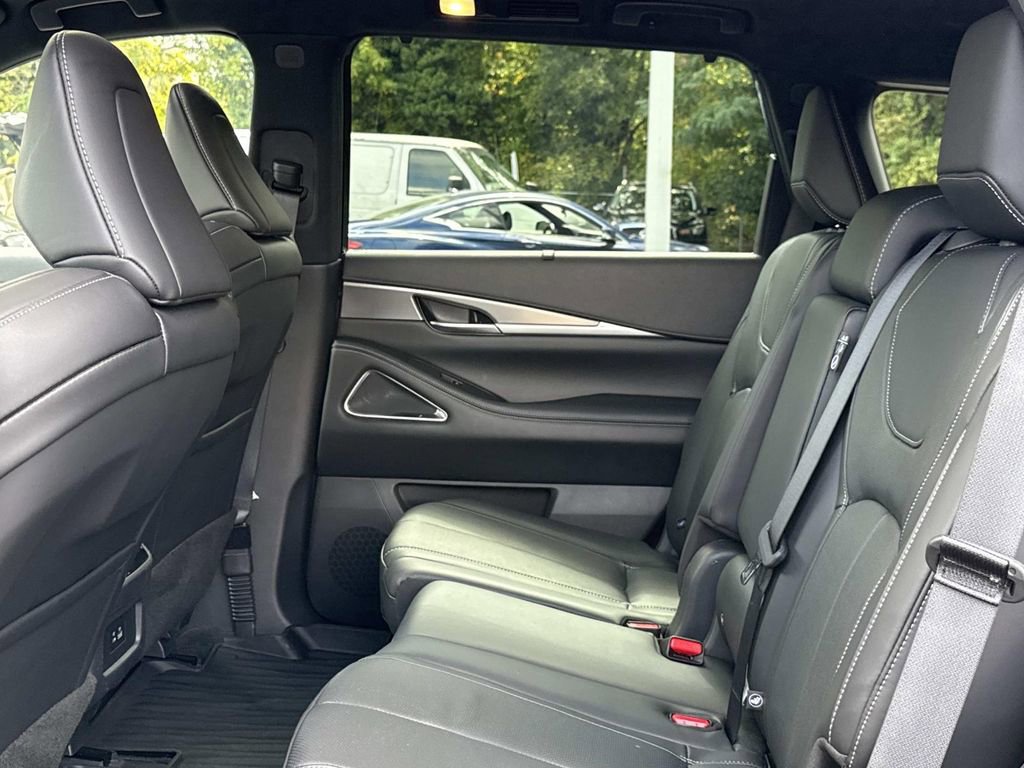 Certified 2025 INFINITI QX60 Luxe w/ Black Edition image 18