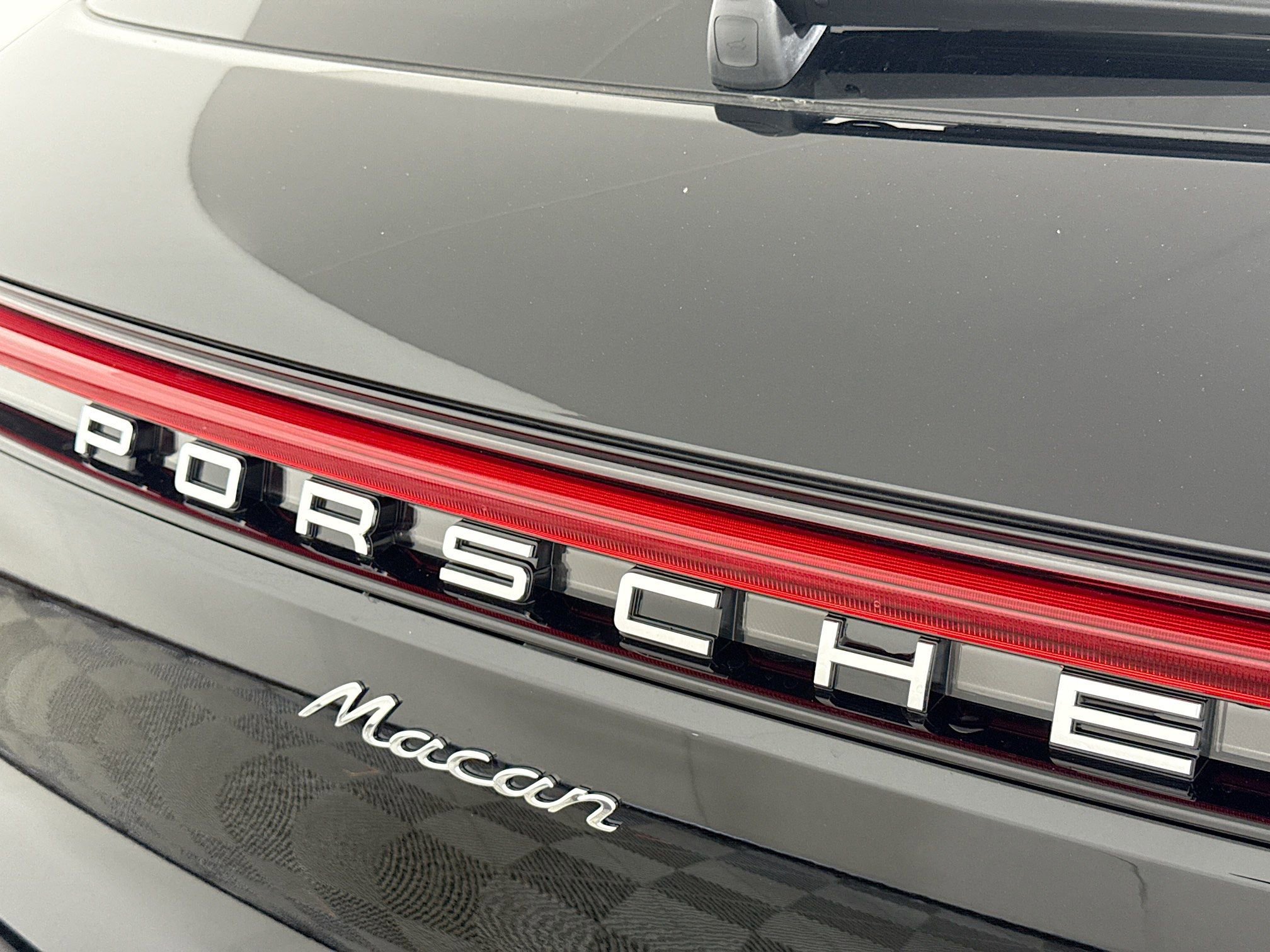 Certified 2025 Porsche Macan AWD/4WD image 25