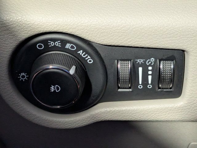 Used 2023 Chrysler Pacifica Touring-L FWD image 25