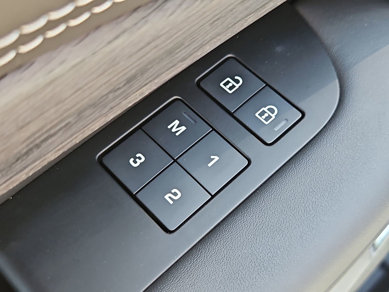 Used 2023 Land Rover Discovery Metropolitan Edition image 24