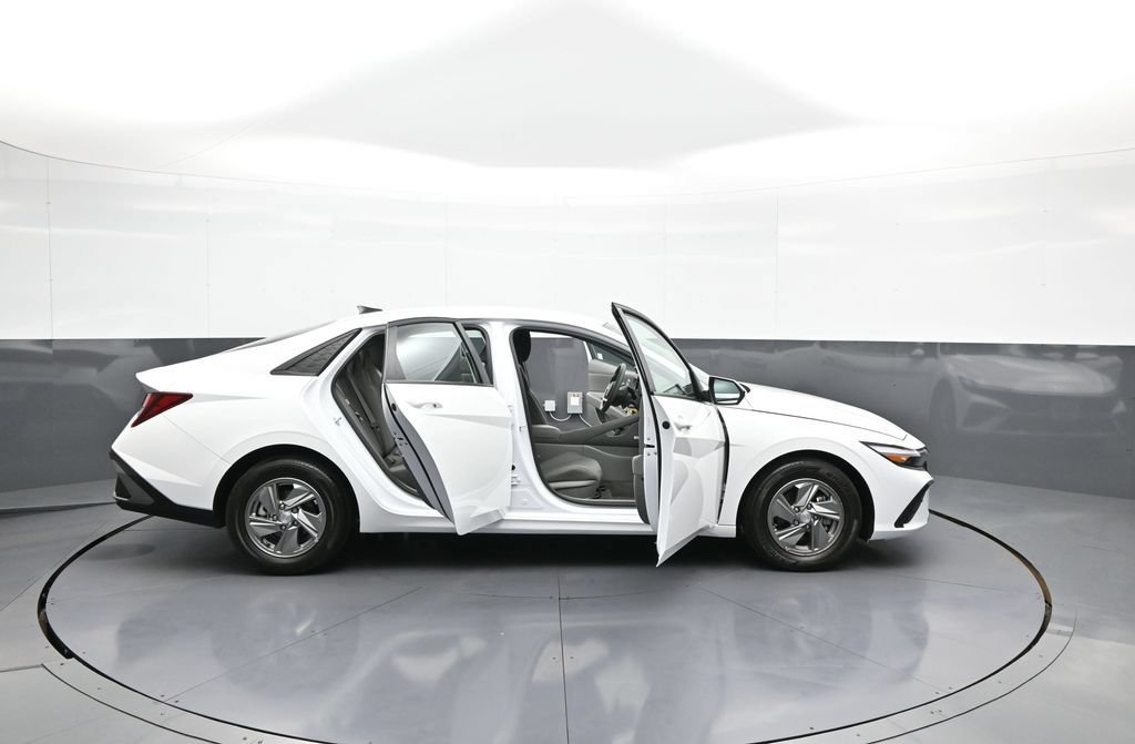 Certified 2025 Hyundai Elantra SE w/ Cargo Package FWD image 41