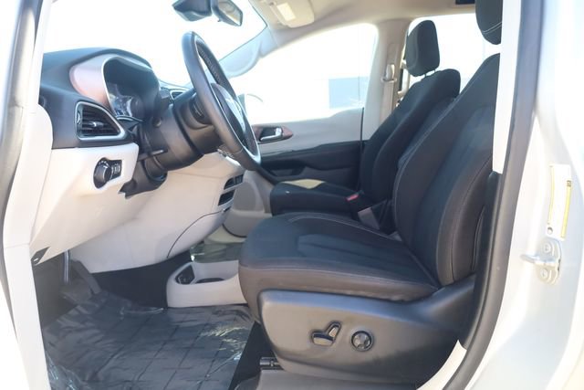 Used 2023 Chrysler Voyager LX image 13