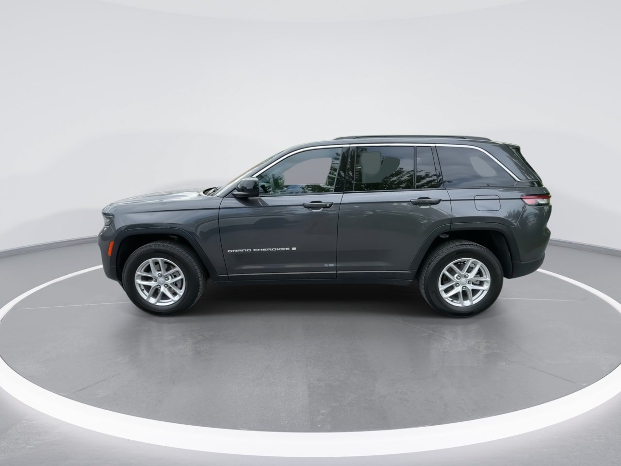 Used 2025 Jeep Grand Cherokee Laredo X AWD/4WD image 10
