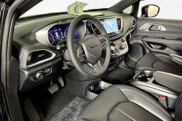 New 2026 Chrysler Pacifica Select image 8