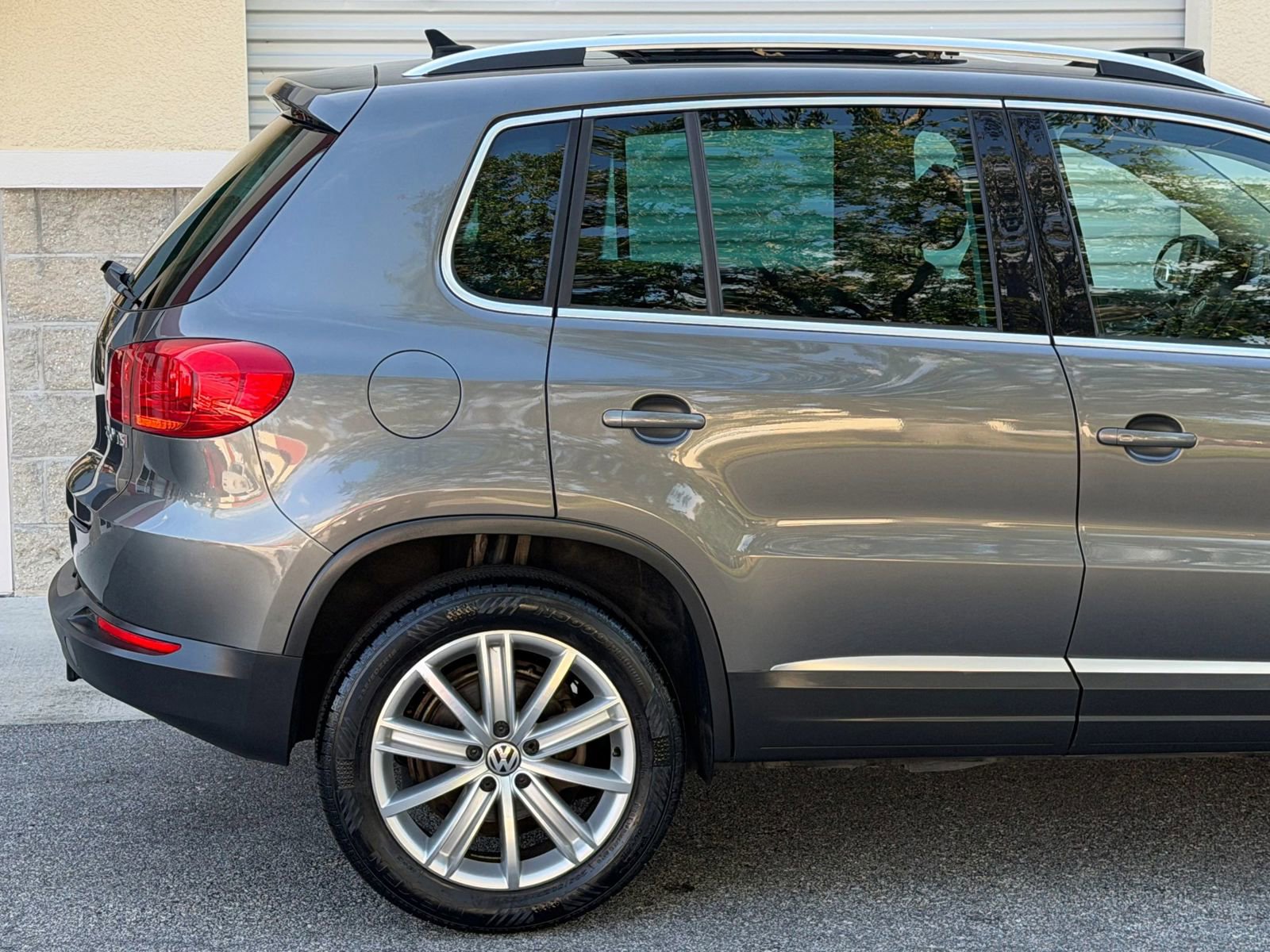 Used 2014 Volkswagen Tiguan S FWD image 11