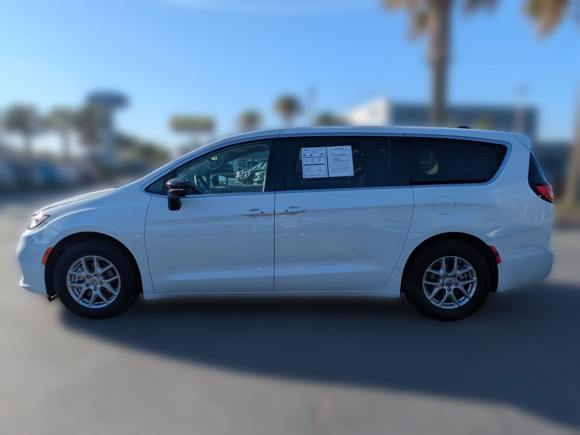 Used 2024 Chrysler Pacifica Touring-L FWD image 8