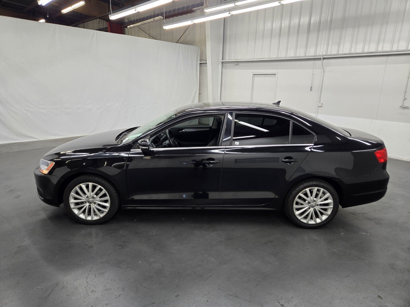 Used 2013 Volkswagen Jetta SEL FWD image 2