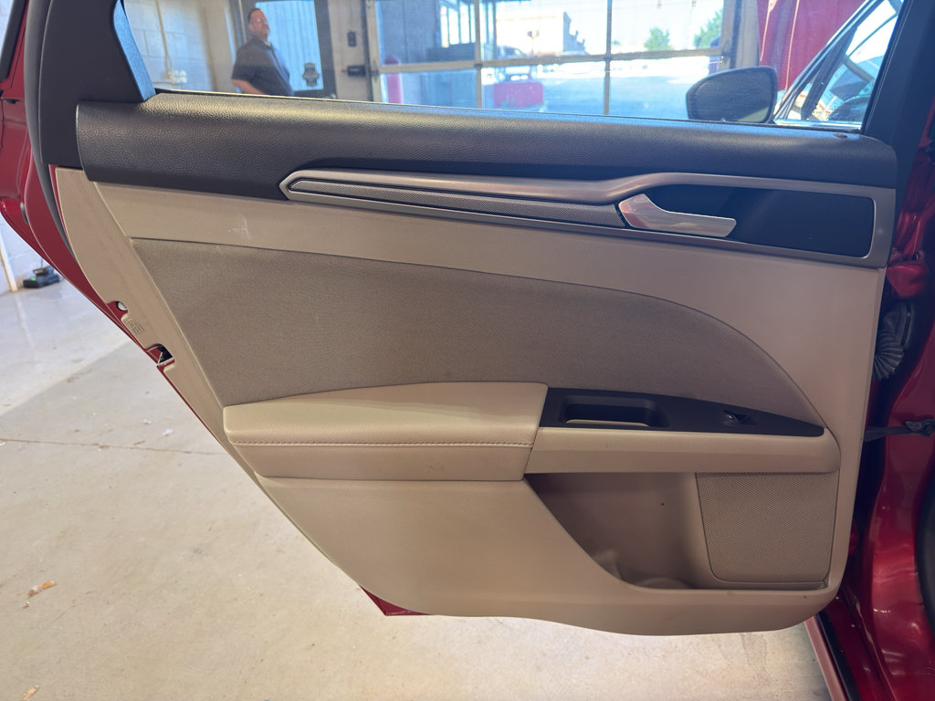 Used 2020 Ford Fusion SE FWD image 29