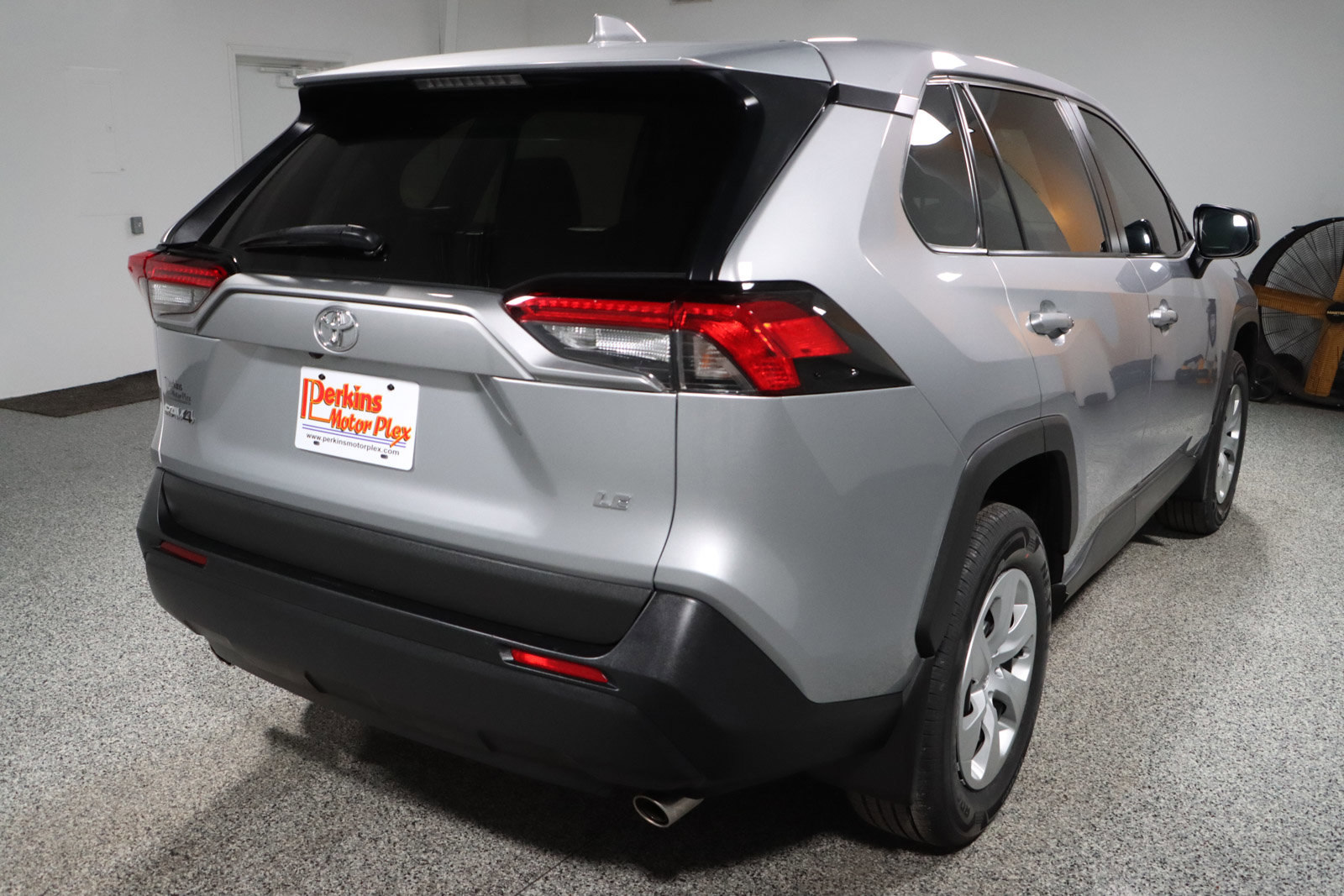Used 2022 Toyota RAV4 LE image 7