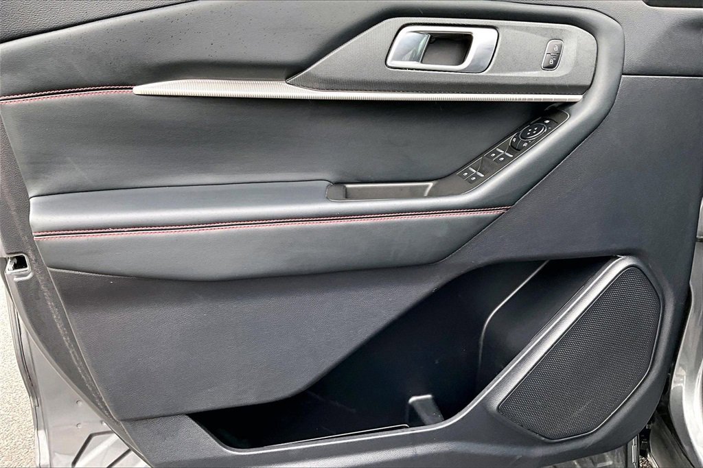 Used 2025 Ford Explorer ST-Line w/ ST-Line Street Pack image 21