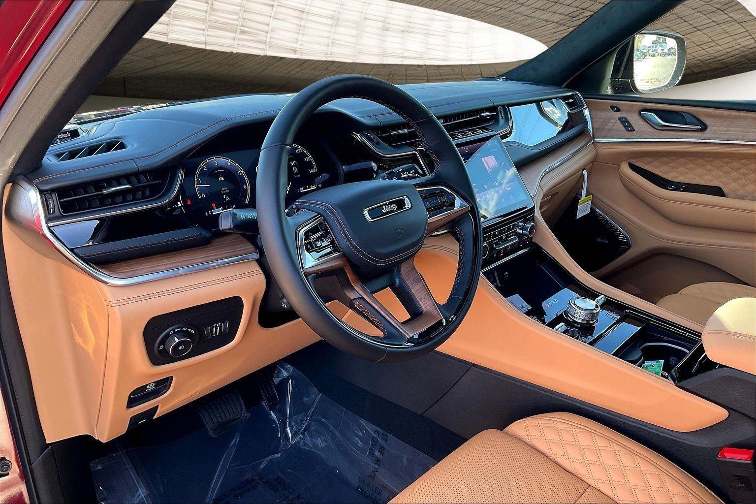 New 2025 Jeep Grand Cherokee Summit image 7