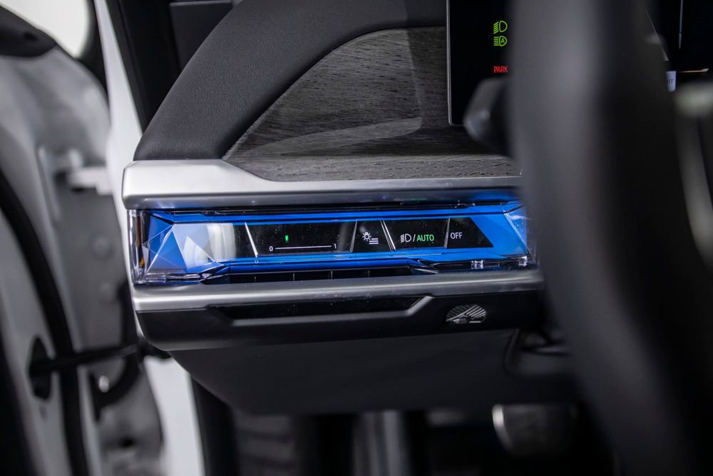 Used 2025 BMW 740i w/ Premium Package RWD image 36