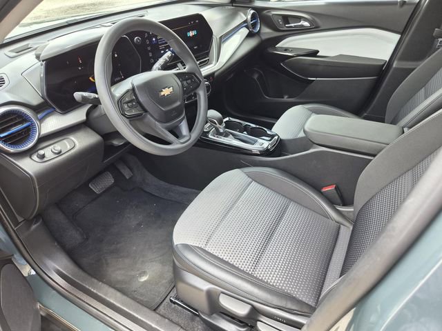 Used 2025 Chevrolet Trax LT FWD image 3
