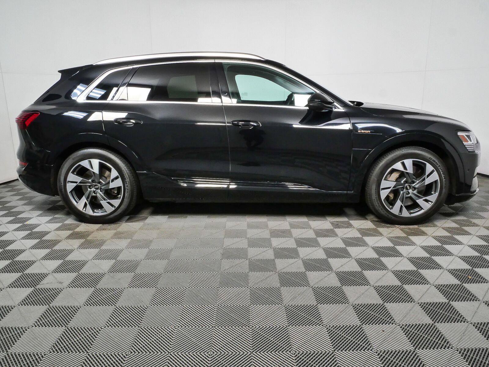 Used 2023 Audi e-tron Premium Plus w/ Premium Plus Package AWD/4WD image 2