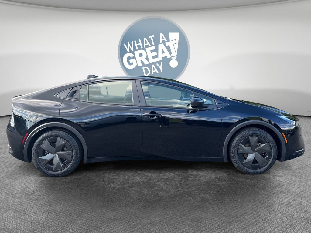 Used 2023 Toyota Prius LE FWD image 2