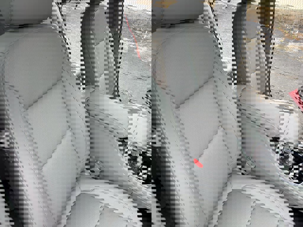 Used 2023 GMC Acadia SLT image 30