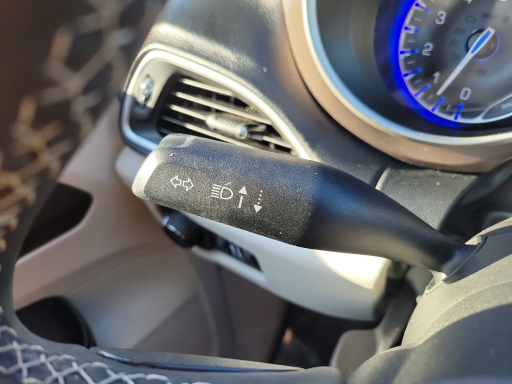 Used 2023 Chrysler Voyager LX image 27