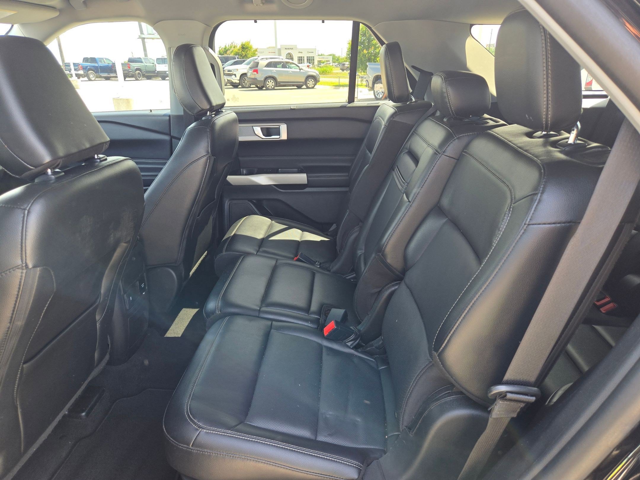 Used 2022 Ford Explorer Limited w/ Equipment Group 301A AWD/4WD image 13