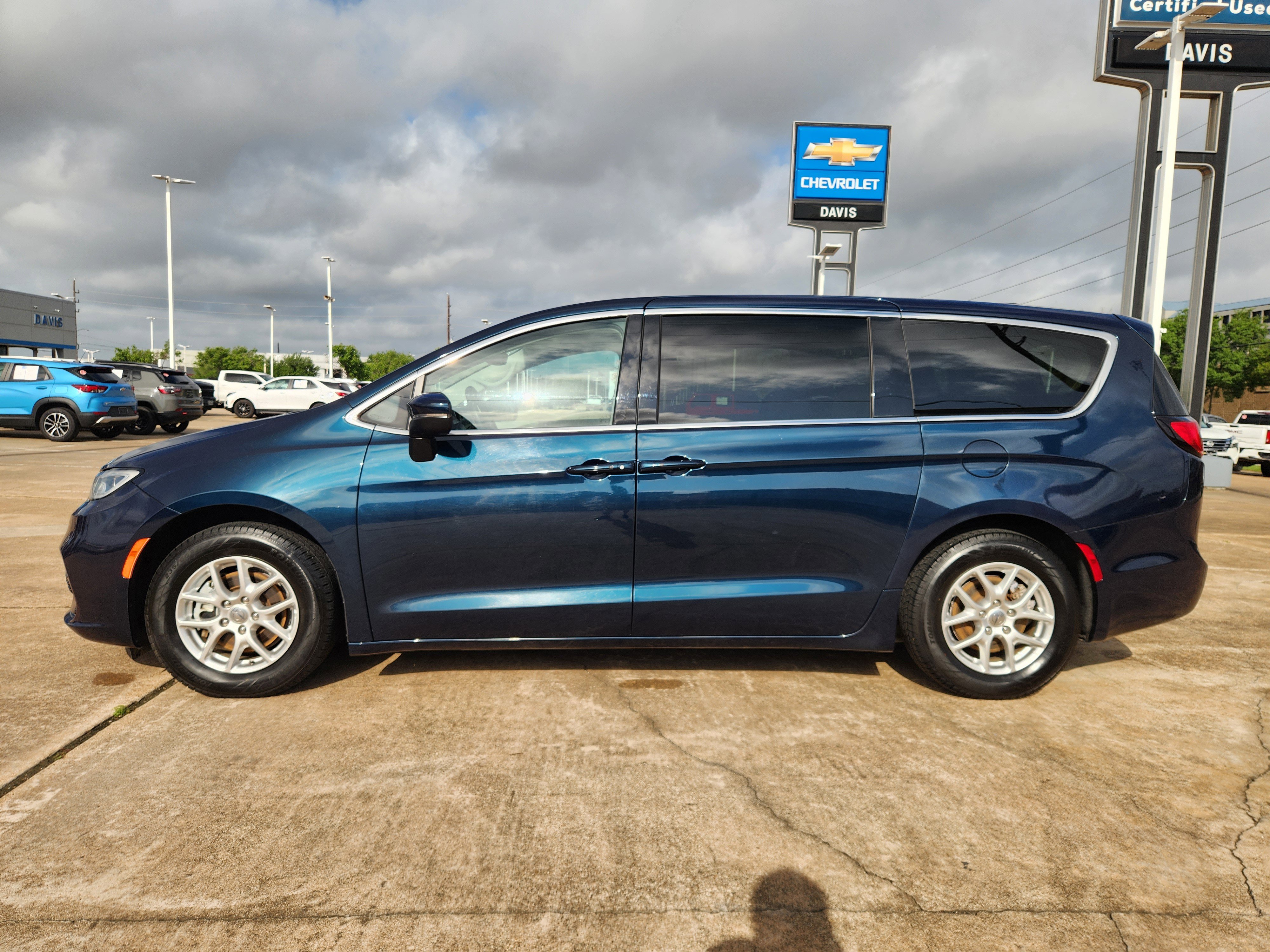 Used 2023 Chrysler Pacifica Touring-L FWD image 5