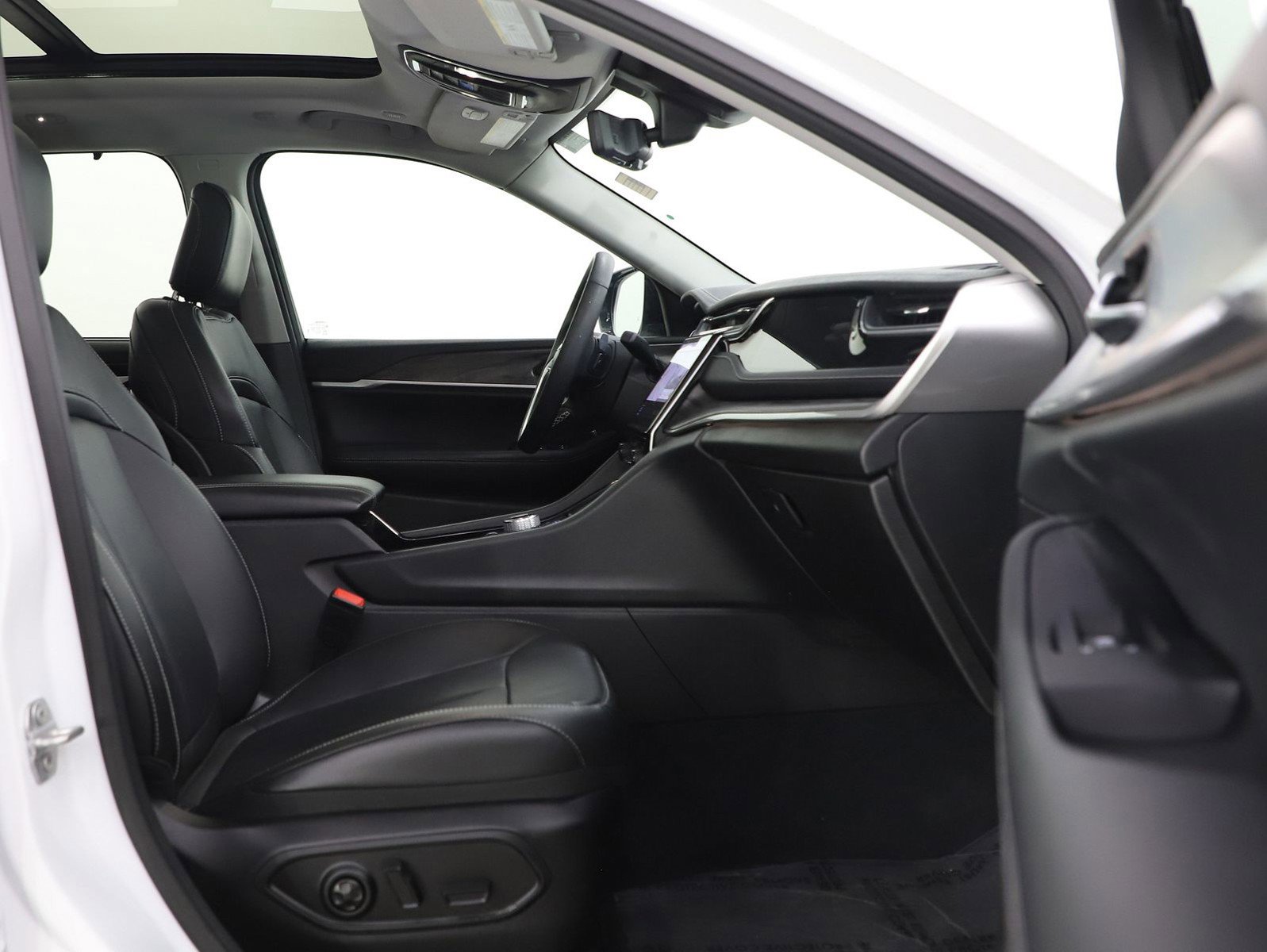 Used 2023 Jeep Grand Cherokee 4WD 4xe w/ Luxury Tech Group II image 11