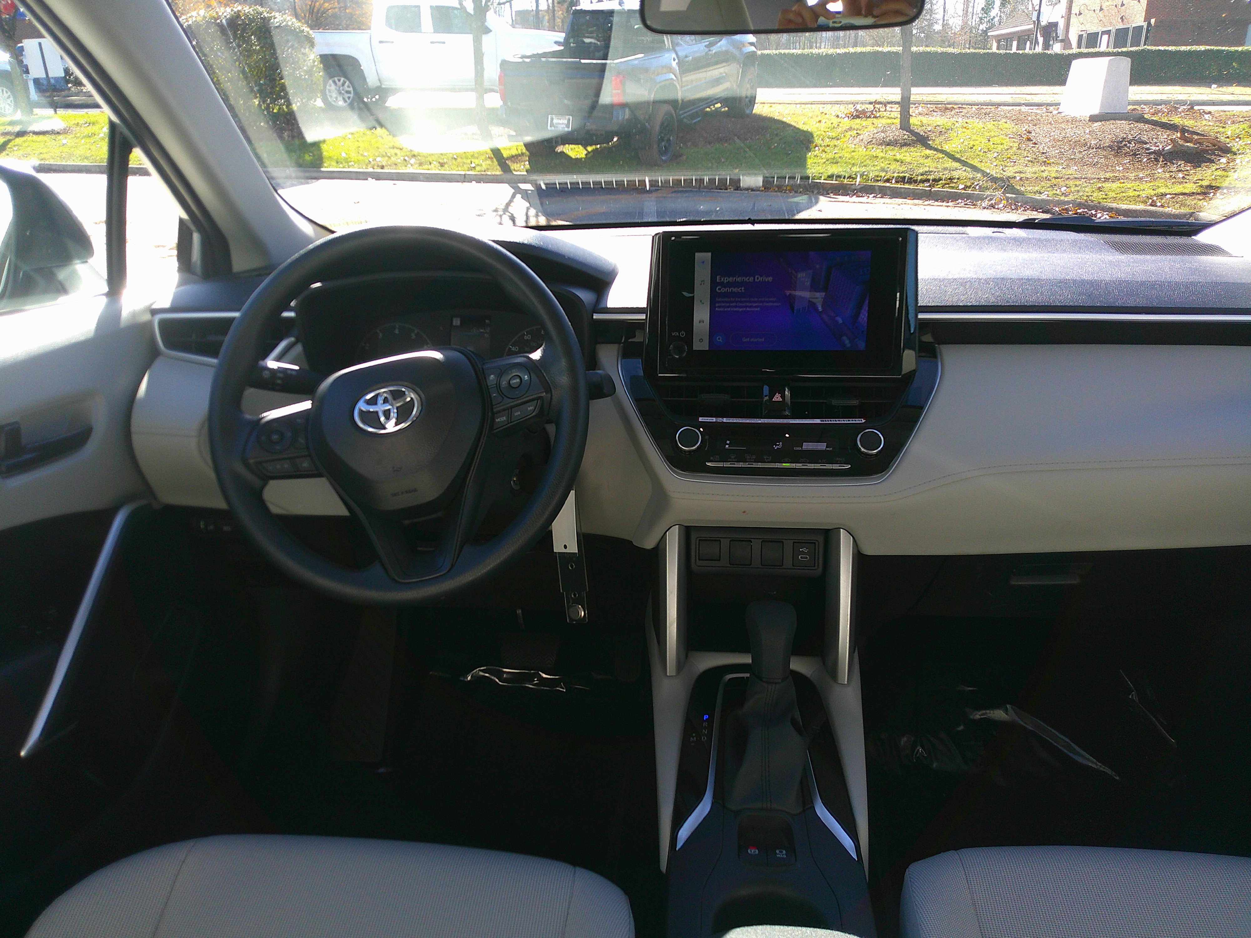 Used 2025 Toyota Corolla Cross L image 30