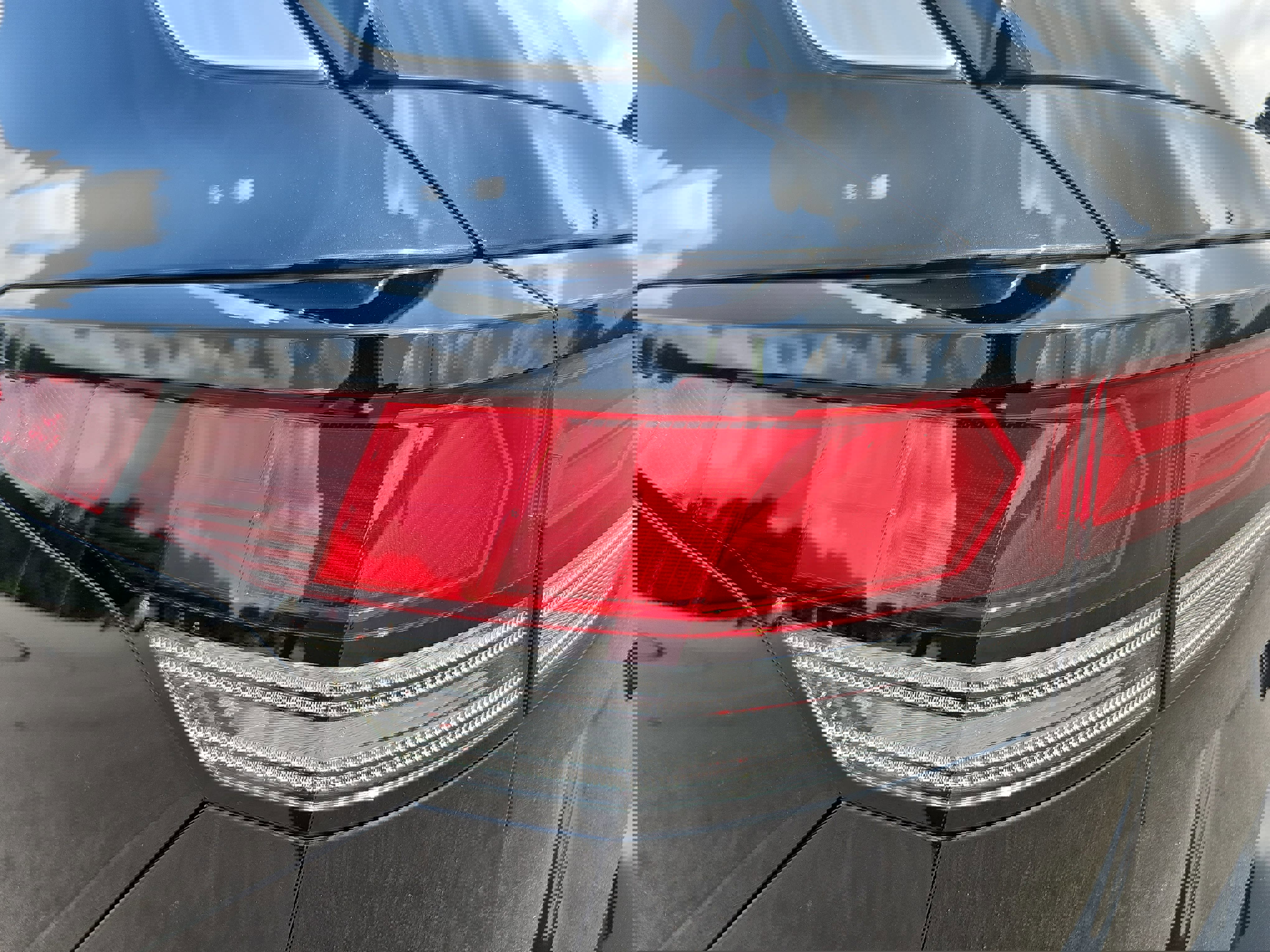 Used 2025 Volkswagen Tiguan SE image 32