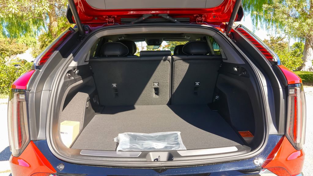 New 2026 Cadillac Optiq Luxury 1 image 11