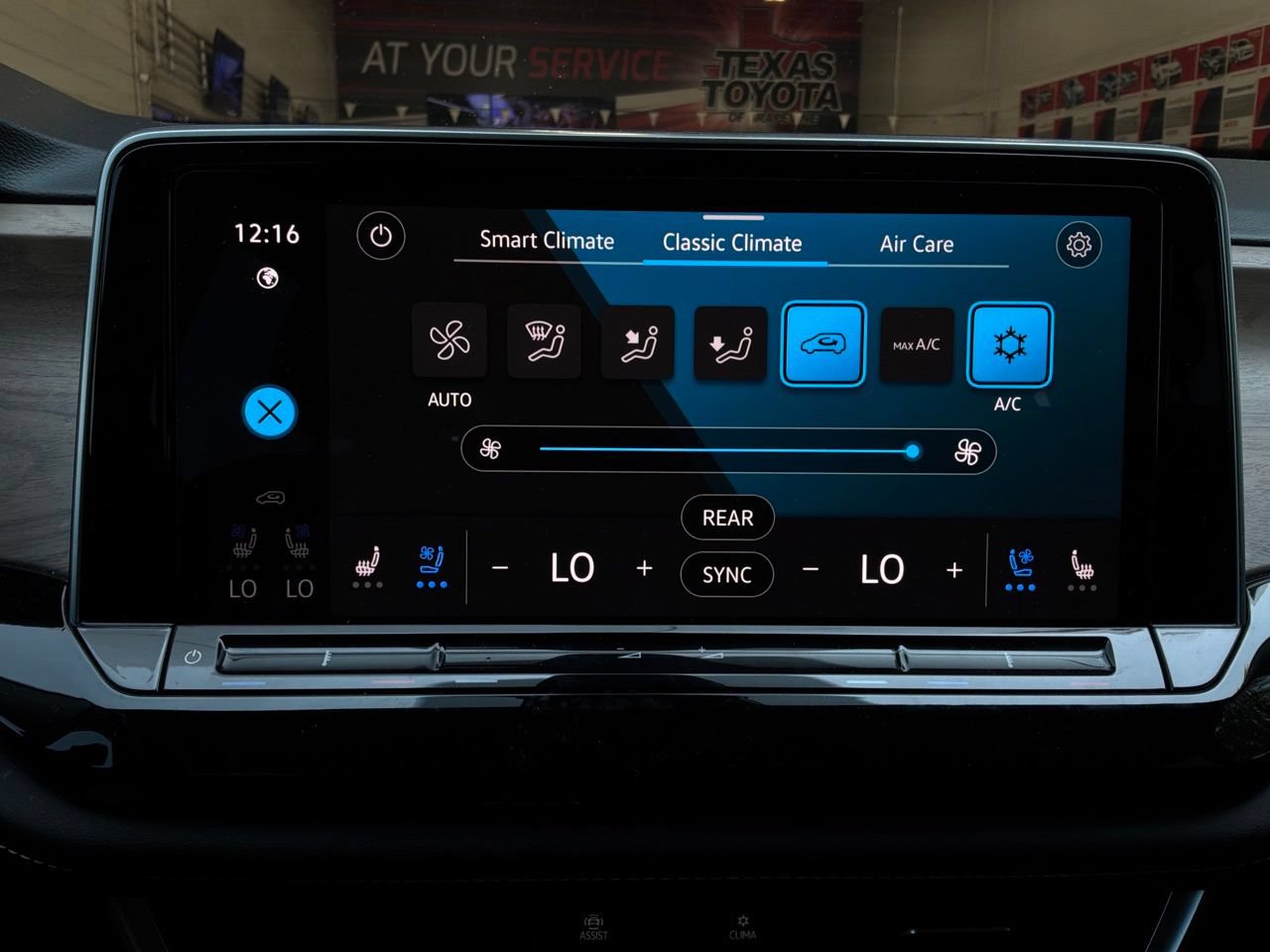 Used 2026 Volkswagen Atlas SE FWD image 32