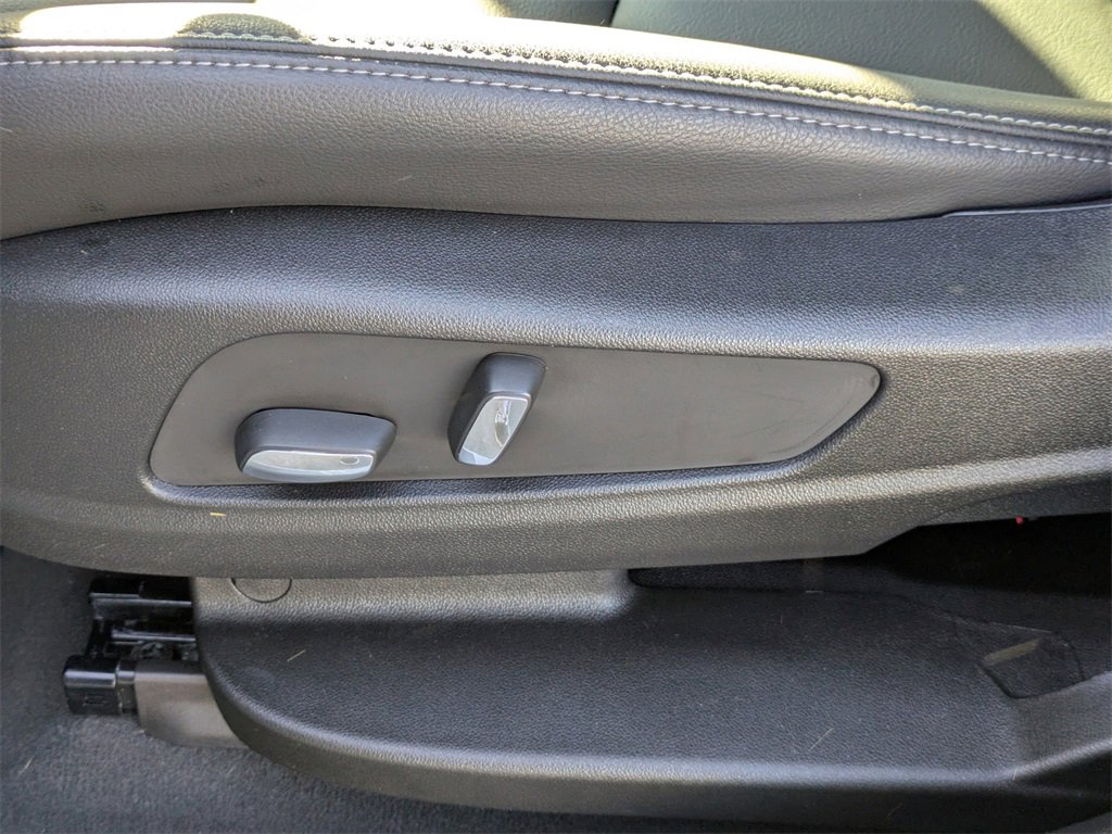 Used 2025 Cadillac XT6 Luxury image 22