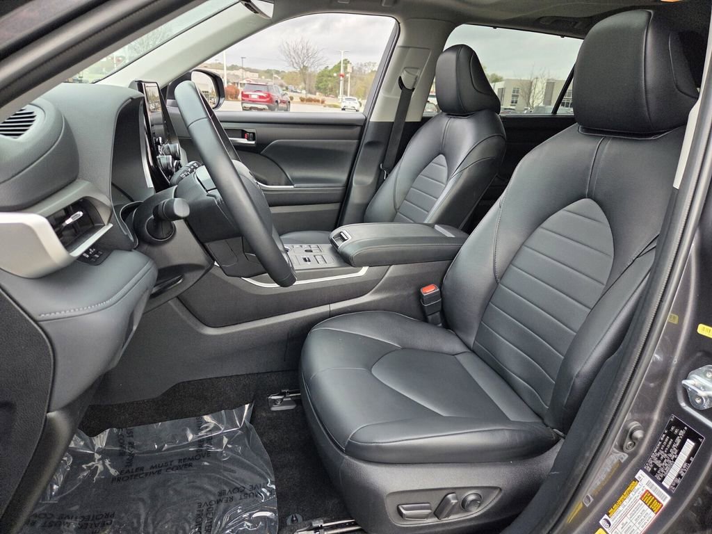 Used 2025 Toyota Highlander XLE image 5