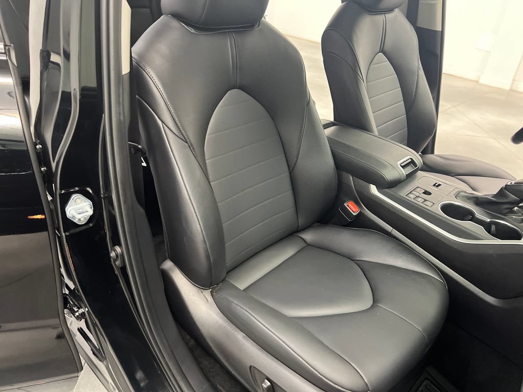 Used 2025 Toyota Highlander XLE FWD image 33
