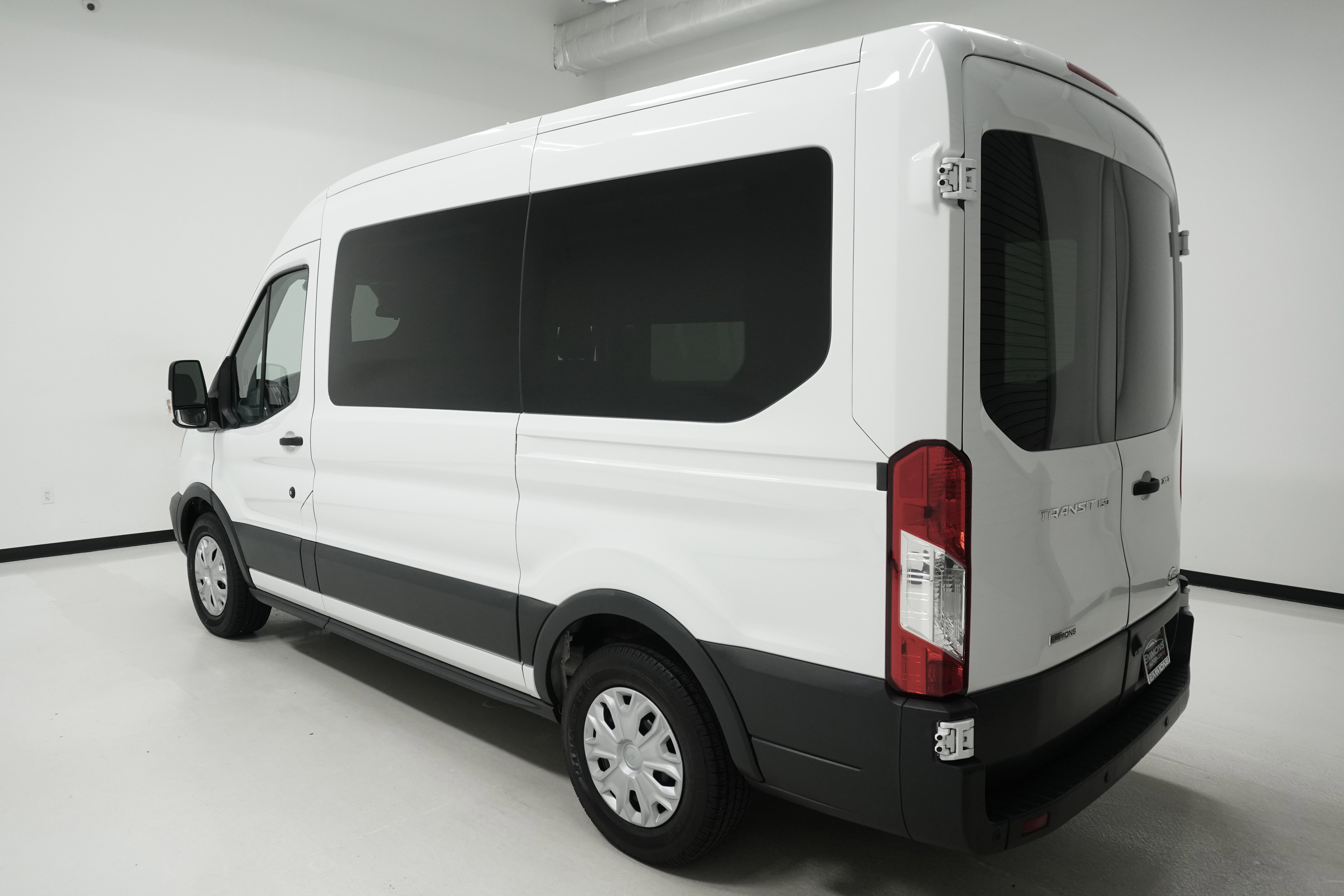 Used 2017 Ford Transit 150 XLT RWD image 4