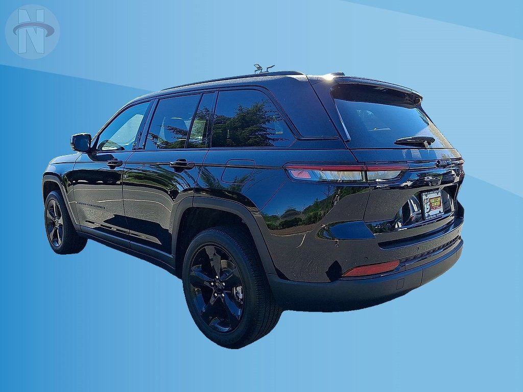 Used 2024 Jeep Grand Cherokee Altitude AWD/4WD image 11