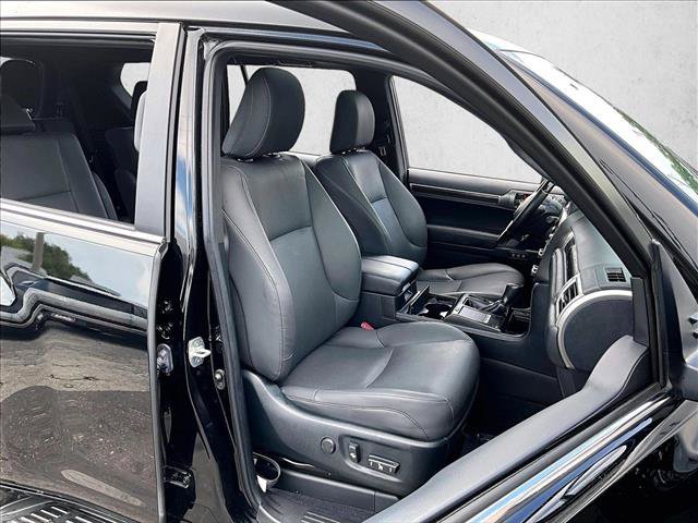 Used 2023 Lexus GX 460 Premium w/ Accessory Package AWD/4WD image 9