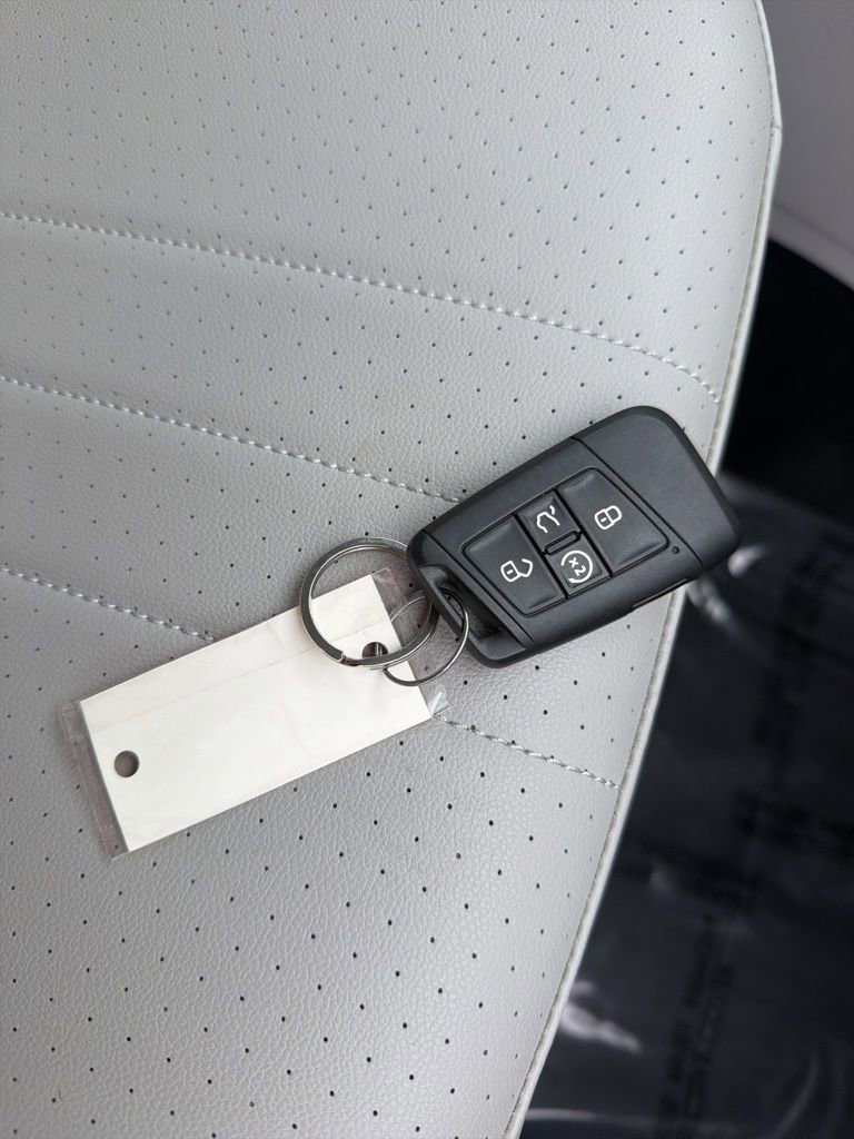 Used 2023 Volkswagen Tiguan SE w/ Panoramic Sunroof Package image 35