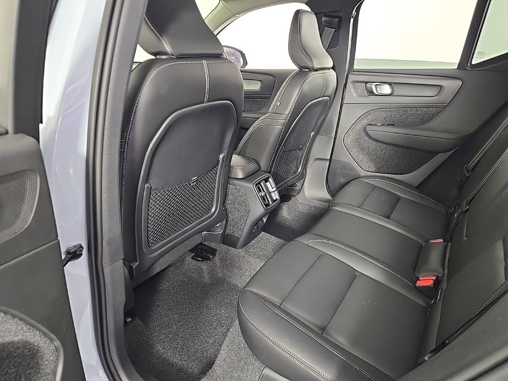 Certified 2026 Volvo XC40 B5 Plus AWD/4WD image 17