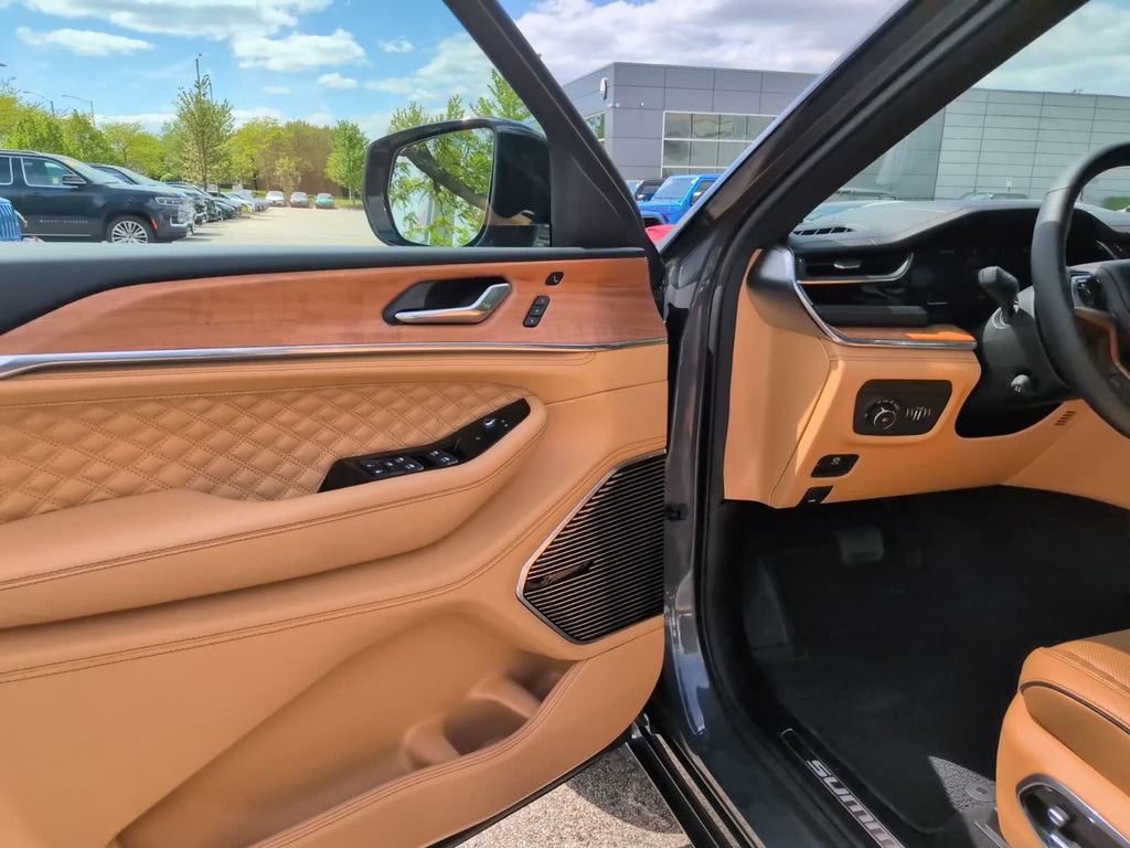 Used 2025 Jeep Grand Cherokee L Summit AWD/4WD image 16