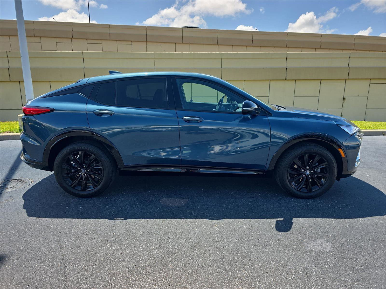 Used 2024 Buick Envista Sport Touring w/ Convenience II Package FWD image 4