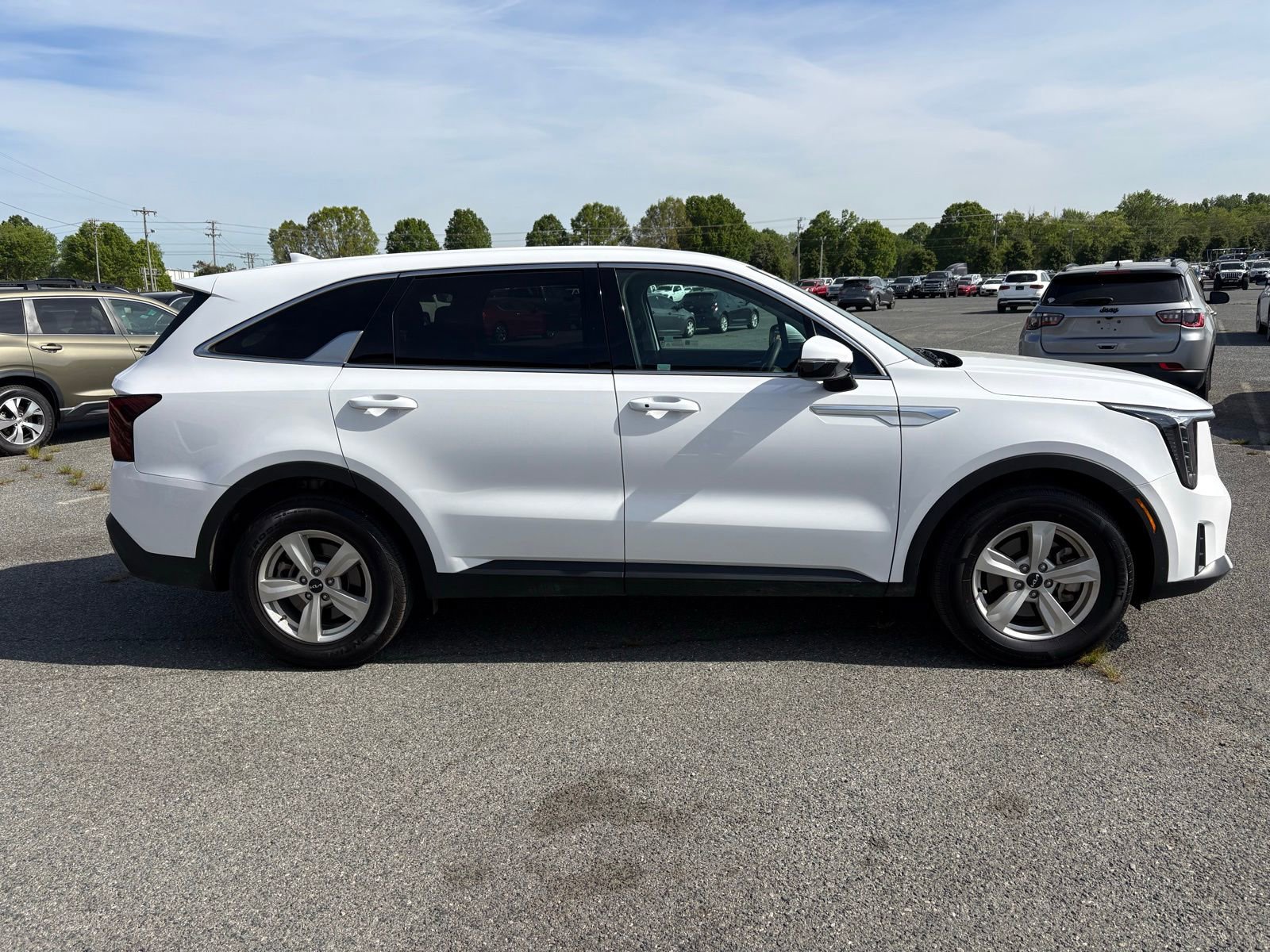 Used 2024 Kia Sorento LX image 2