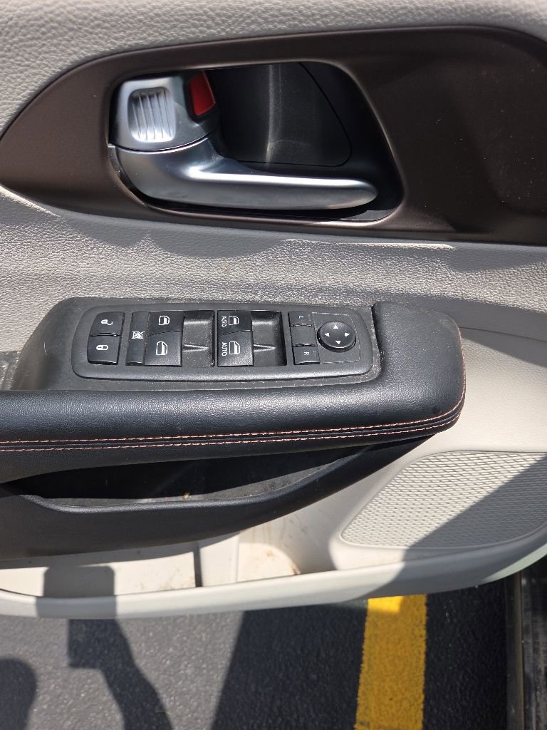 Used 2019 Chrysler Pacifica Touring Plus w/ Tire & Wheel Group FWD image 14