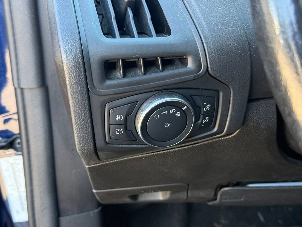 Used 2017 Ford Focus SEL w/ Cold Weather Package FWD image 18
