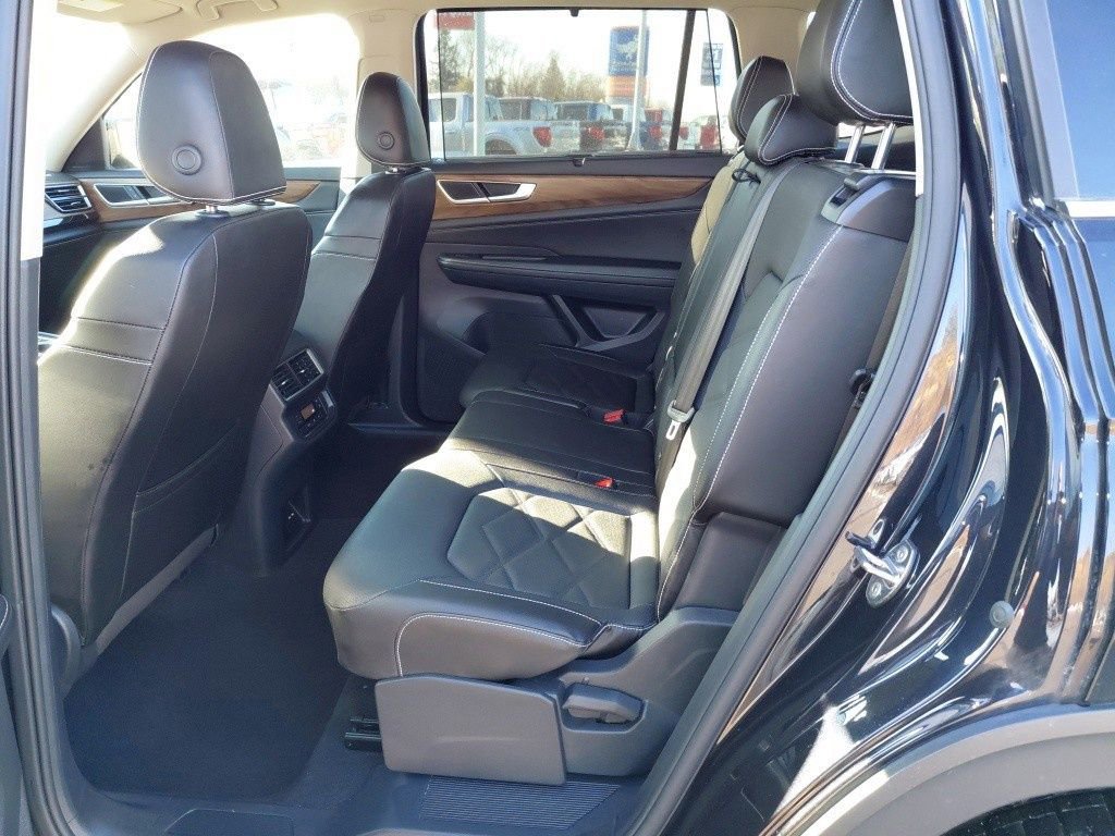 Used 2025 Volkswagen Atlas SE image 32