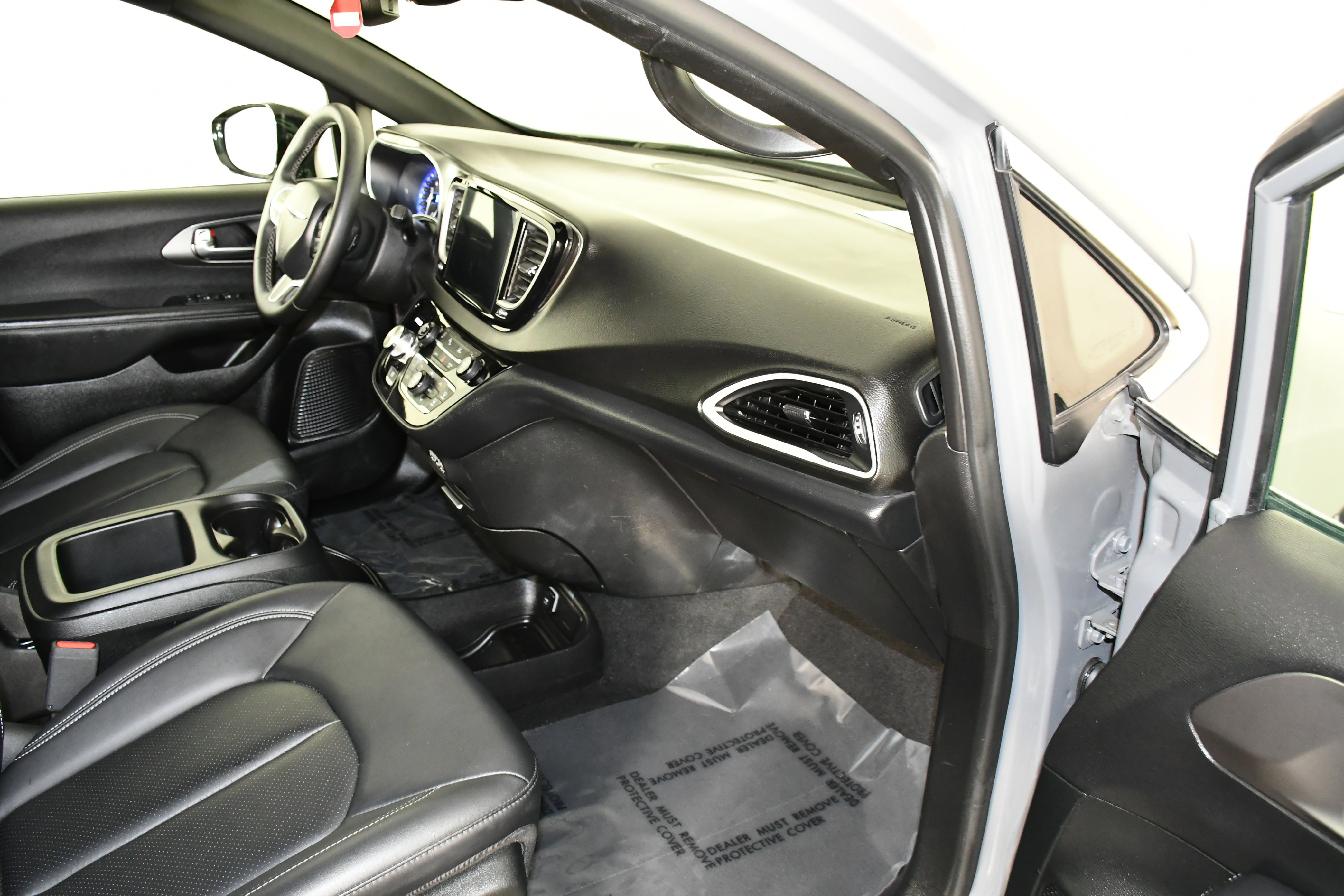 Used 2025 Chrysler Pacifica Select image 41