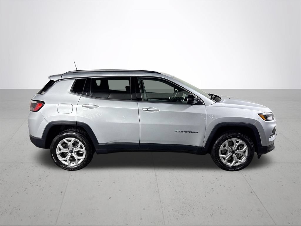 Used 2025 Jeep Compass Latitude AWD/4WD image 5
