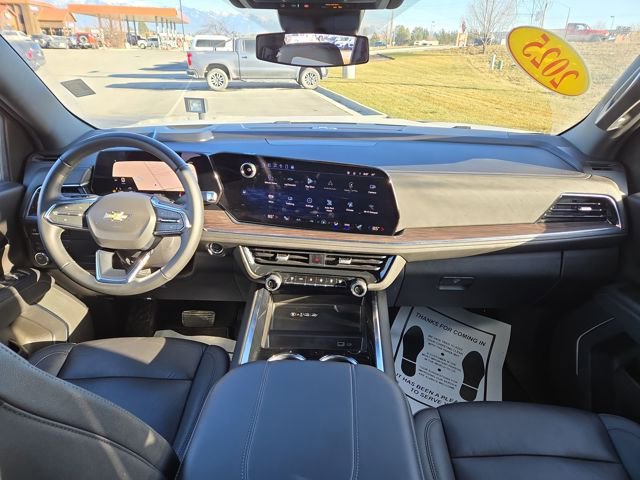 Used 2025 Chevrolet Suburban LT image 3