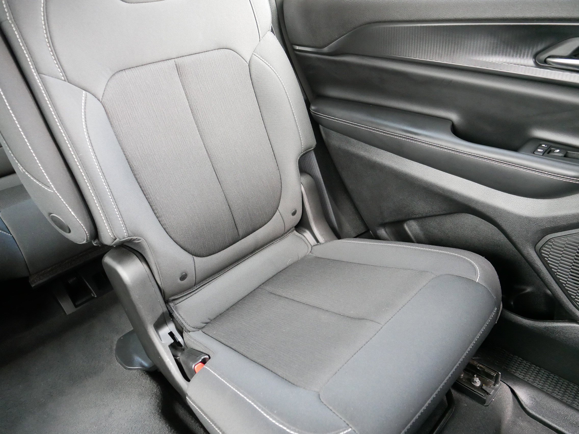 Used 2023 Jeep Grand Cherokee L Laredo image 14